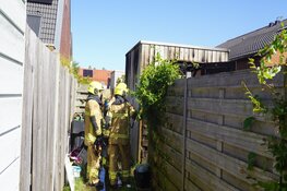 Schuur en schutting in brand in Broek op Langedijk
