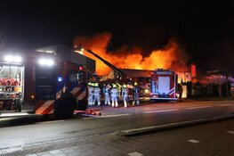 Uitslaande brand verwoest garagebedrijf in Heerhugowaard
