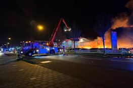Uitslaande brand verwoest garagebedrijf in Heerhugowaard
