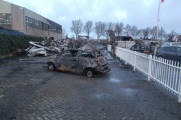 Schade na verwoestende brand in Heerhugowaard bij daglicht goed zichtbaar