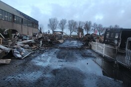 Schade na verwoestende brand in Heerhugowaard bij daglicht goed zichtbaar