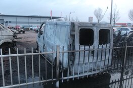 Schade na verwoestende brand in Heerhugowaard bij daglicht goed zichtbaar