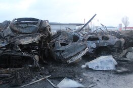 Schade na verwoestende brand in Heerhugowaard bij daglicht goed zichtbaar