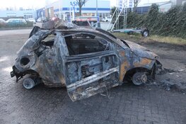 Schade na verwoestende brand in Heerhugowaard bij daglicht goed zichtbaar