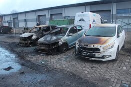 Schade na verwoestende brand in Heerhugowaard bij daglicht goed zichtbaar