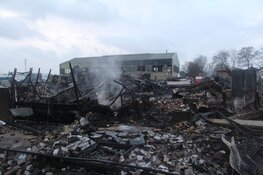 Schade na verwoestende brand in Heerhugowaard bij daglicht goed zichtbaar