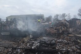 Schade na verwoestende brand in Heerhugowaard bij daglicht goed zichtbaar