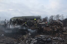 Schade na verwoestende brand in Heerhugowaard bij daglicht goed zichtbaar