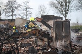 Schade na verwoestende brand in Heerhugowaard bij daglicht goed zichtbaar