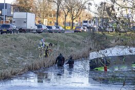 Bestelbus te water langs Edisonweg, bestuurder overleden