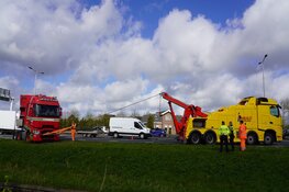 Vrachtwagen net op tijd tot stilstand in berm N242