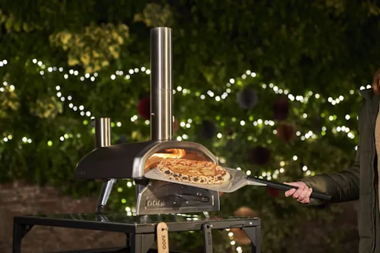 Waarom een houtgestookte Ooni pizzaoven een must-have is voor pizza liefhebbers