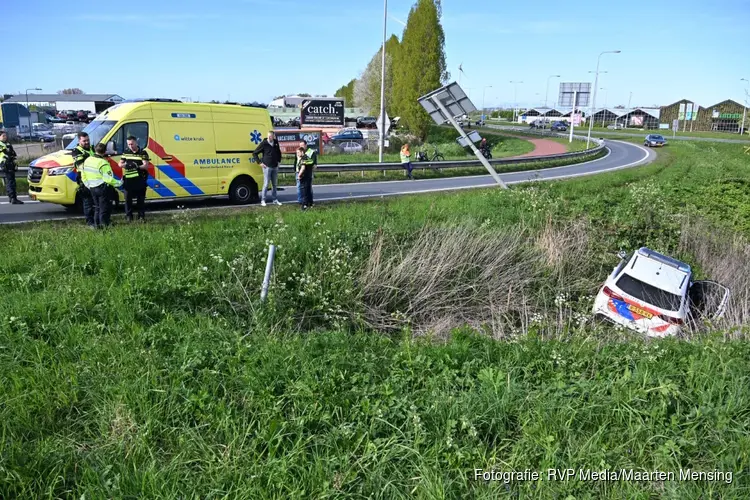 Politieauto raakt van de weg na spoedmelding, twee agenten gewond