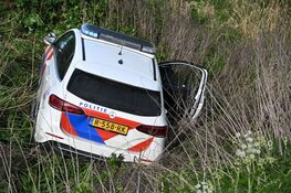 Politieauto raakt van de weg na spoedmelding, twee agenten gewond