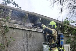 Verlaten schuurtje in Oudkarspel vat vlam, brandstichting niet uitgesloten
