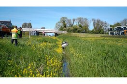 Automobilist belandt in sloot langs N242, verkeer staat vast richting Oudkarspel