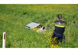 Automobilist belandt in sloot langs N242, verkeer staat vast richting Oudkarspel