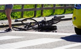 Fietsers ernstig gewond na aanrijding met auto, automobilist rijdt door