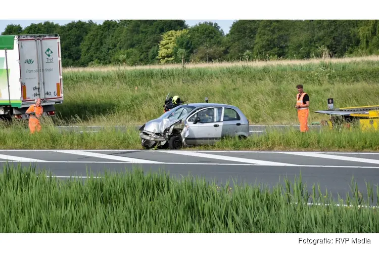 Vrachtwagen en auto botsen op N242, veel schade