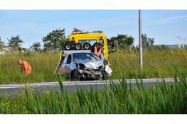 Vrachtwagen en auto botsen op N242, veel schade