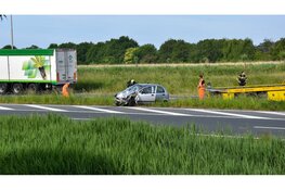 Vrachtwagen en auto botsen op N242, veel schade