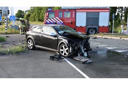 Gewonde en veel schade na aanrijding N242 bij Heerhugowaard, kruising afgesloten