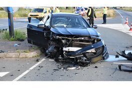 Gewonde en veel schade na aanrijding N242 bij Heerhugowaard, kruising afgesloten