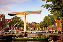Alkmaar danst op hardloopschoenen door de binnenstad tijdens Alkmaar City Run by night