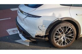 Twee voertuigen, waaronder peperdure Porsche, zwaar beschadigd na ongeval in Noord-Scharwoude