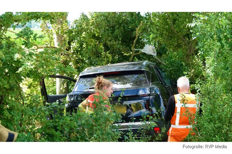 Auto crasht tegen boom langs N504