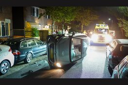 Auto op z'n kant in Noord-Scharwoude, bestuurder aangehouden