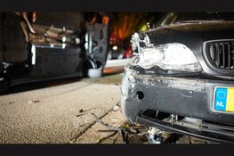 Auto op z'n kant in Noord-Scharwoude, bestuurder aangehouden