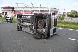 Auto op zijn kant bij eenzijdig ongeval N242