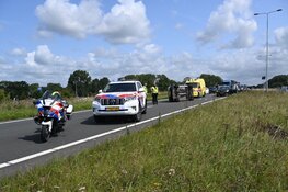 Auto op zijn kant bij eenzijdig ongeval N242