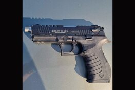 Twee aanhoudingen na aantreffen vuurwapen, wapenstok en verdovende middelen