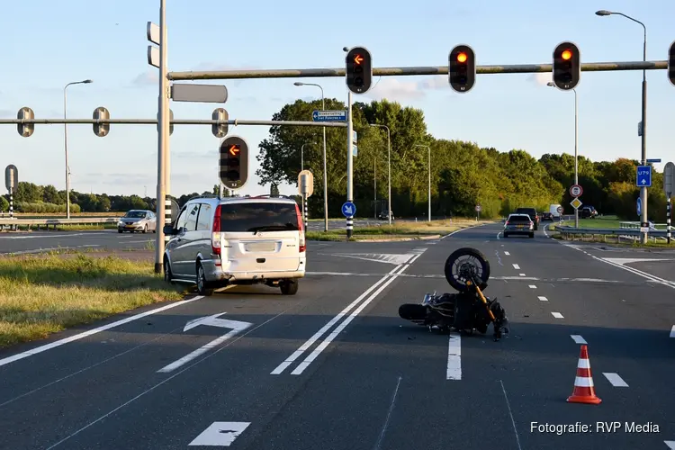 Motorrijder gewond na botsing met bestelbus op N245