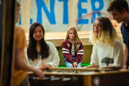 Bijna honderdduizend jongeren in Noord-Holland kampen met eenzaamheid: gemeenten opgeroepen om preventief in te grijpen