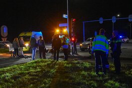 Scooter in botsing met auto op N245, twee gewonden