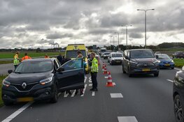 Kop-staartbotsing op N242 zorgt voor file en schade
