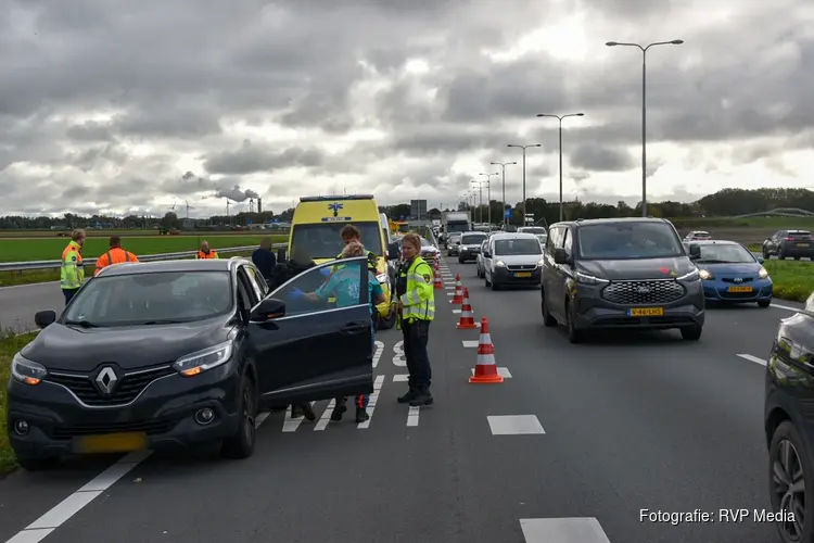 Kop-staartbotsing op N242 zorgt voor file en schade