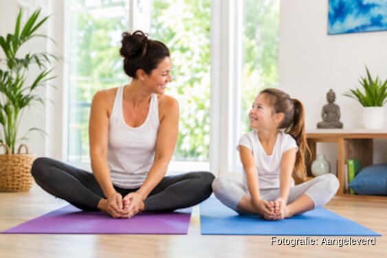 Ontspan samen tijdens ouder & kind yoga in de bibliotheek