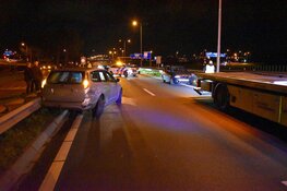 Twee personenauto's botsen op elkaar, N242 afgesloten
