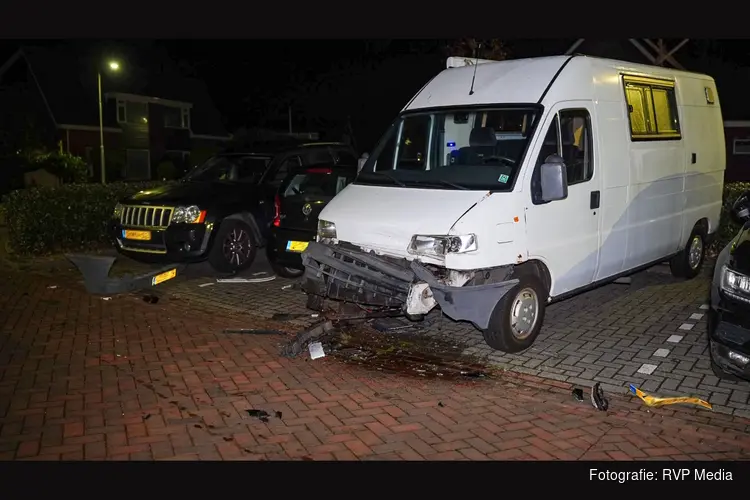 Geparkeerde camper en auto flink beschadigd na aanrijding. Automobilist rijdt door