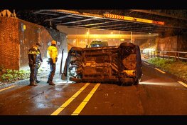 Auto op z'n kant na eenzijdig ongeval ter hoogte van spoorbrug N242, weg volledig afgesloten