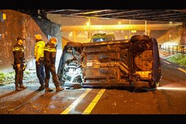 Auto op z'n kant na eenzijdig ongeval ter hoogte van spoorbrug N242, weg volledig afgesloten