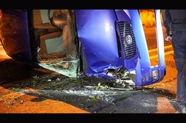 Auto op z'n kant na eenzijdig ongeval ter hoogte van spoorbrug N242, weg volledig afgesloten
