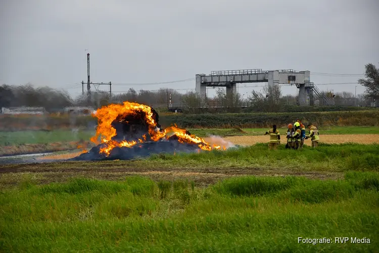 Stapel hooibalen in brand op akker in Sint Pancras
