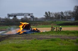 Stapel hooibalen in brand op akker in Sint Pancras