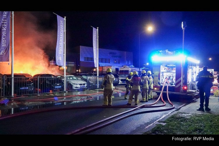Metershoge vlammen op industrieterrein: meerdere auto's in brand, mogelijk brandstichting