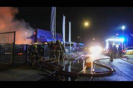 Metershoge vlammen op industrieterrein: meerdere auto's in brand, mogelijk brandstichting